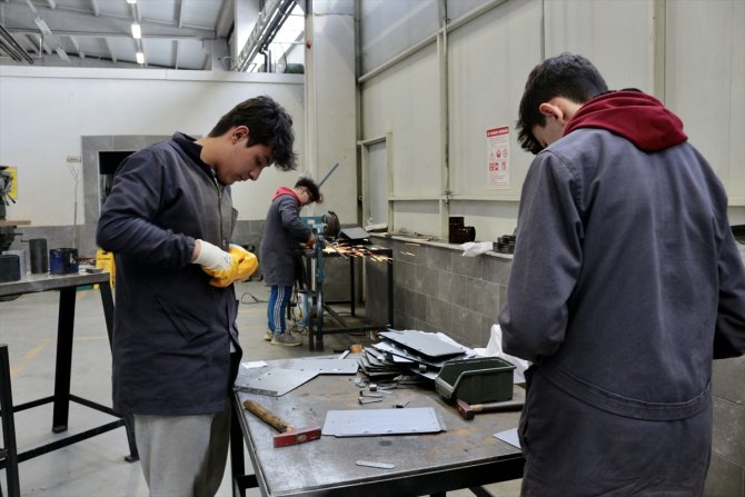 Konya'da meslek liselilerden deprem bölgesinine üretim desteği