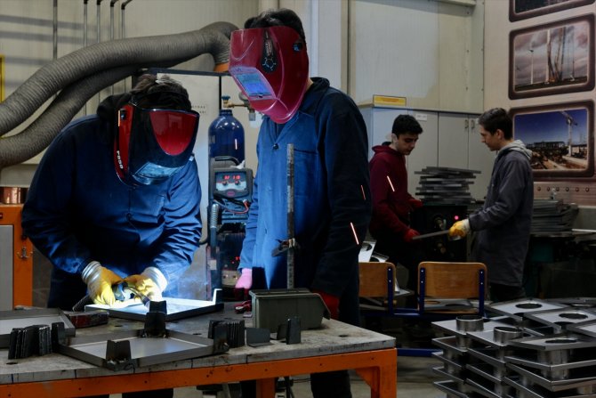 Konya'da meslek liselilerden deprem bölgesinine üretim desteği