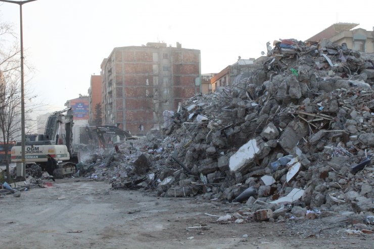 Aynı apartmanda 15 akrabasını kaybetti; yeğeni için umutla bekliyor