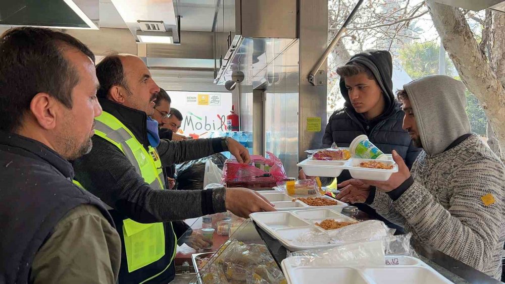 Başkan Altay, depremzedelere sıcak aş dağıttı