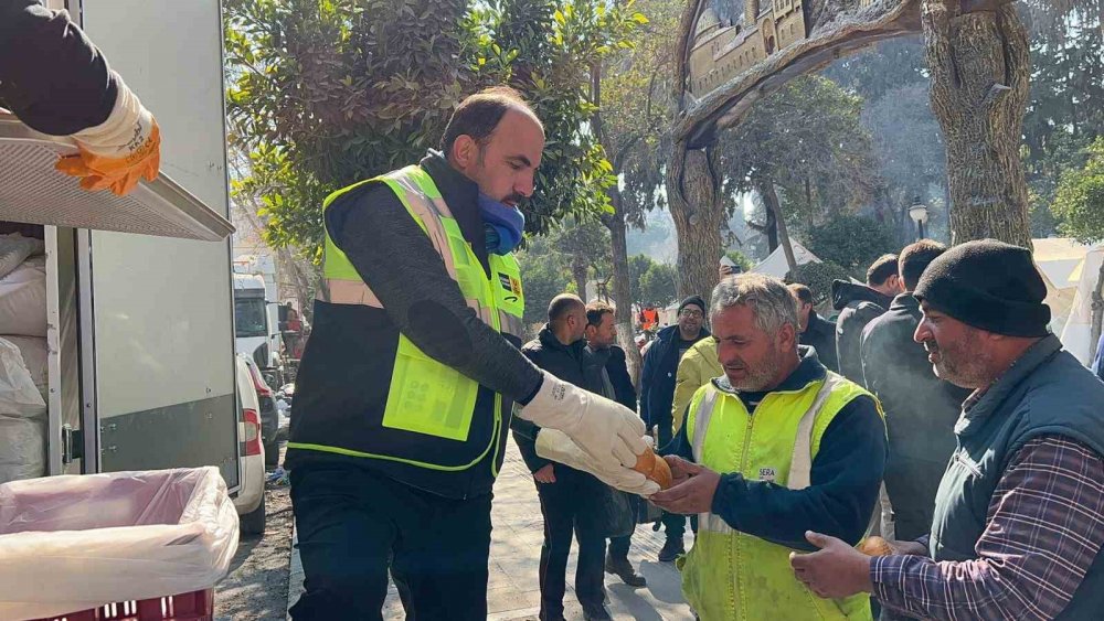 Başkan Altay, depremzedelere sıcak aş dağıttı