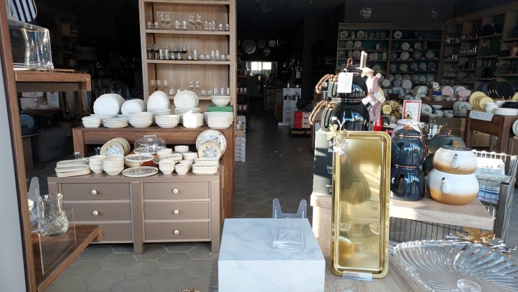 Deprem anında mağazadaki porselenler yerinden bile oynamadı