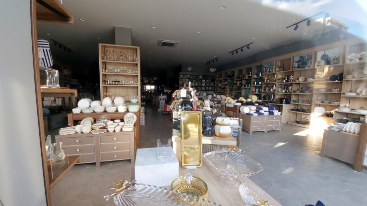 Deprem anında mağazadaki porselenler yerinden bile oynamadı