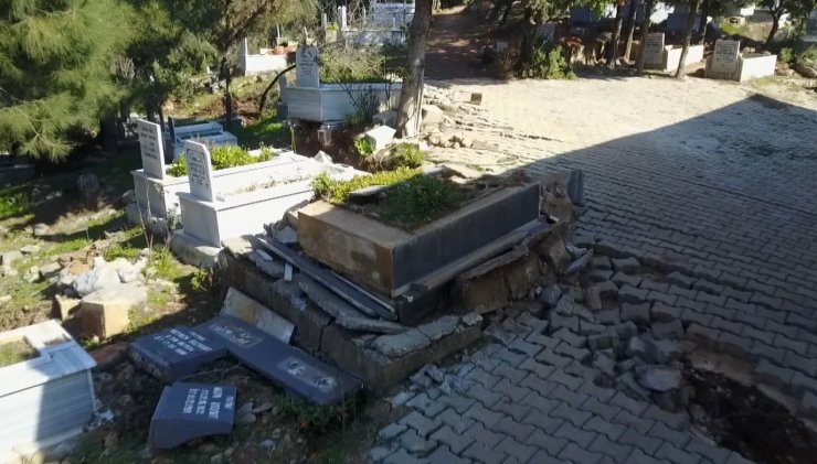 Dev yarıklar oluştu! Deprem köyü ortadan ikiye böldü