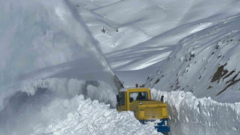 Hakkari’de yer yer 3 metreyi karda yol açma çalışması
