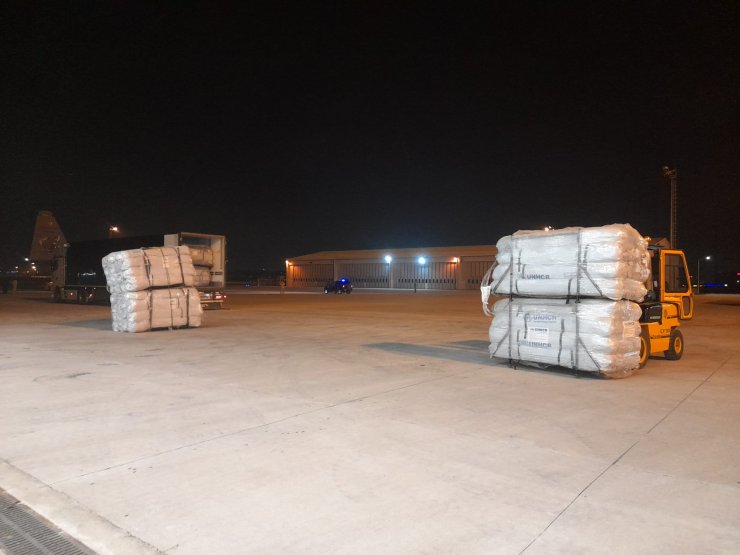 İstanbul'a 11 TIR'la ulaşan uluslararası yardımlar uçakla deprem bölgesine gönderildi