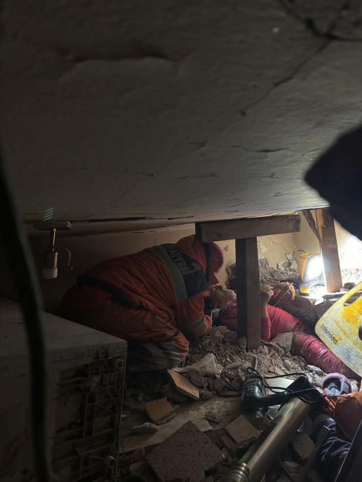 Konya'dan Hatay'a giderek hayat kurtaran itfaiye erini duygulandıran olay