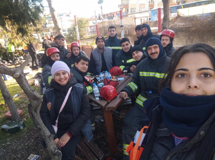 Konya'dan Hatay'a giderek hayat kurtaran itfaiye erini duygulandıran olay