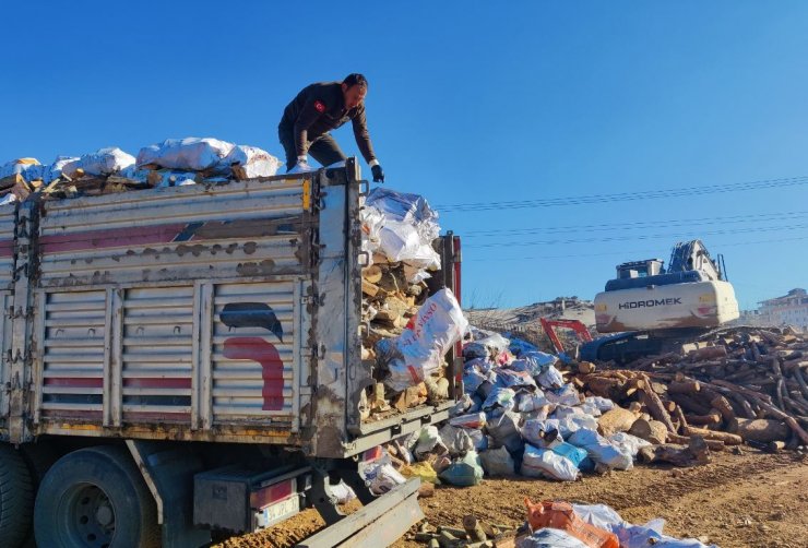 Depremden etkilenen illere odun yardımı