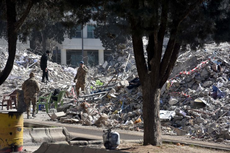 Enkazı şehir dışına çıkarılıyor, jandarma nöbette