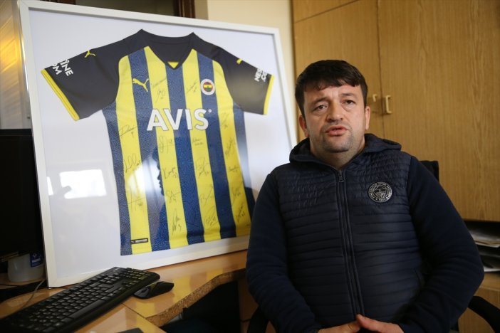 konyali-gazi-depremzedelere-destek-icin-imzali-fenerbahce-formasini-acik-artirmaya-cikardi-1.jpg