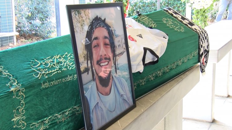 'Maestro' olarak bilinen rapçi Berk Karadaş son yolculuğuna uğurlandı