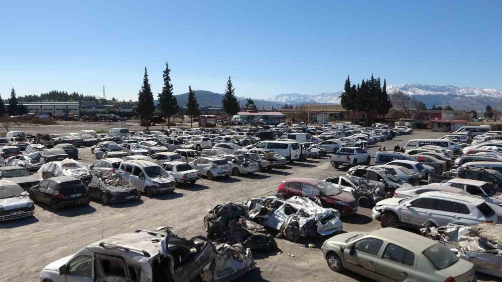 Depremde zarar gören binlerce araç otoparklarda
