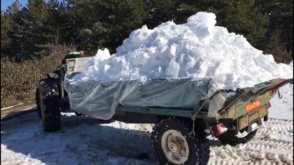 Yaylada kar gömme mesaisi