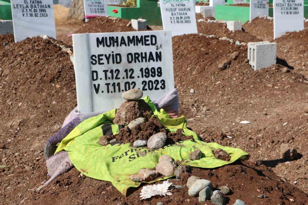 Deprem felaketi sonrası yürek yakan hatıralar mezarlıklara dizildi