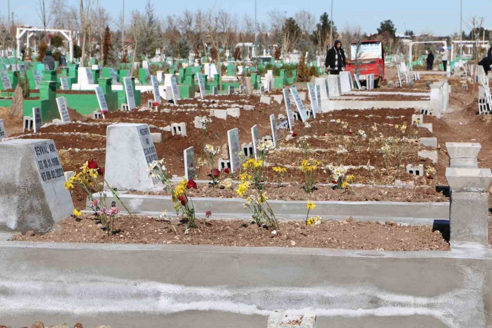 Deprem felaketi sonrası yürek yakan hatıralar mezarlıklara dizildi