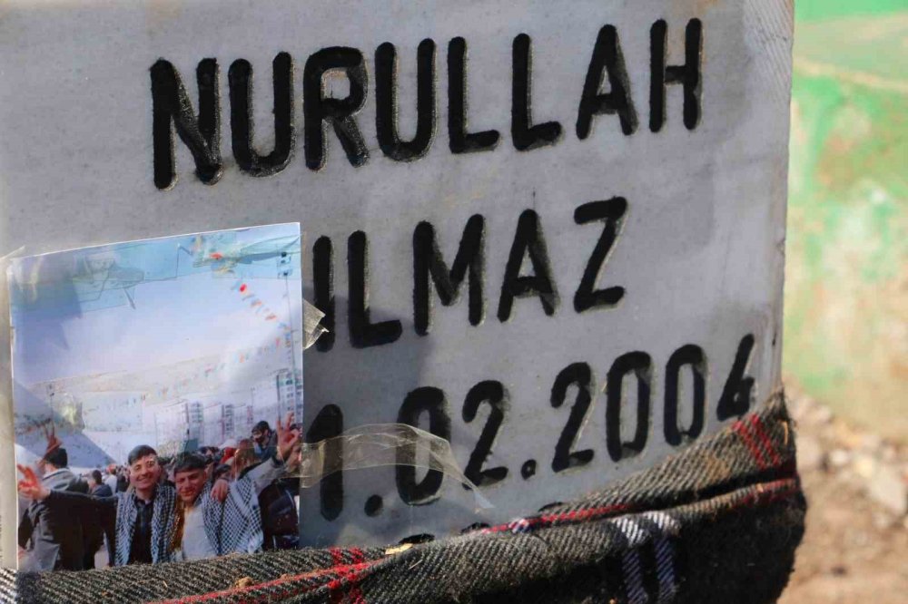 Deprem felaketi sonrası yürek yakan hatıralar mezarlıklara dizildi