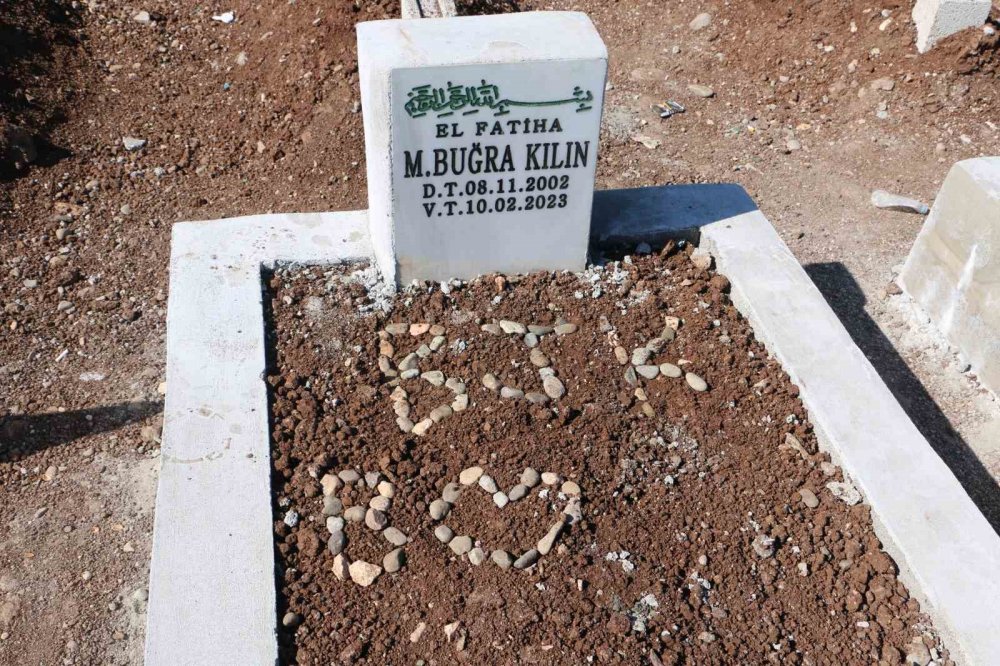 Deprem felaketi sonrası yürek yakan hatıralar mezarlıklara dizildi