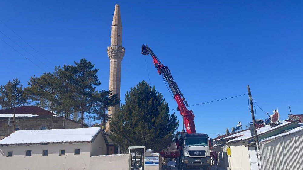 Depremde hasar oluşan Kangal Zafer camisinin minaresi kontrollü olarak yıkıldı