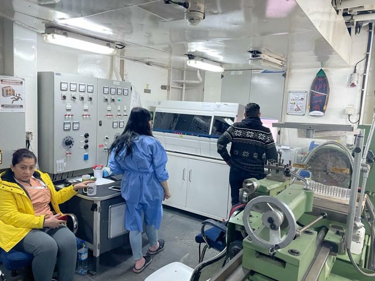 Hastaneye dönüştürülen TCG Bayraktar'da 20 ameliyat