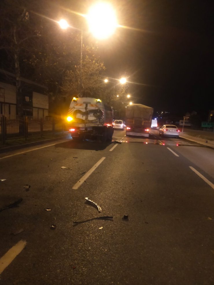 Kamyona çarpan minibüsün sürücüsü hastanede yaşamını yitirdi