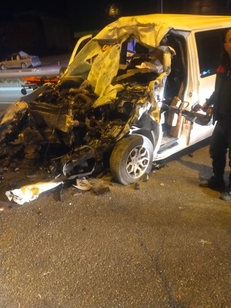 Kamyona çarpan minibüsün sürücüsü hastanede yaşamını yitirdi