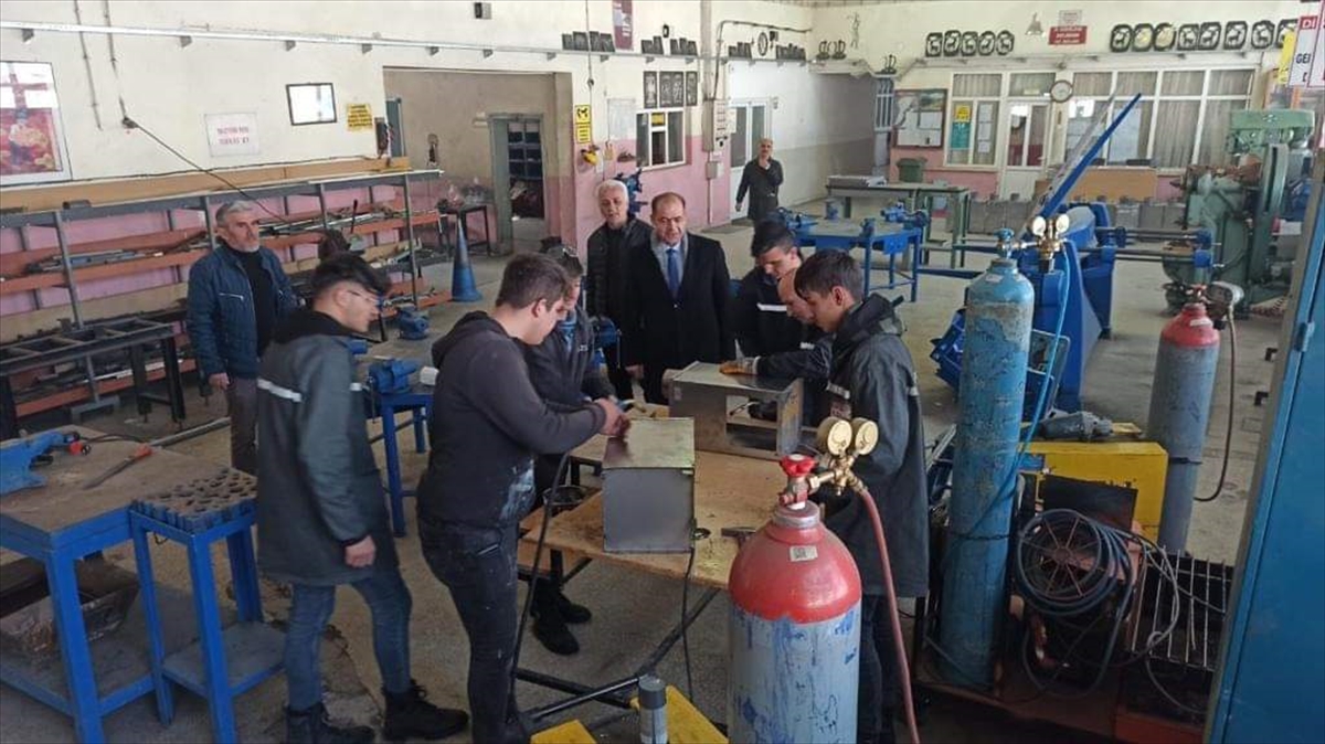 konyada-meslek-lisesi-ogrencileri-deprem-bolgesi-icin-soba-uretimine-basladi.jpg