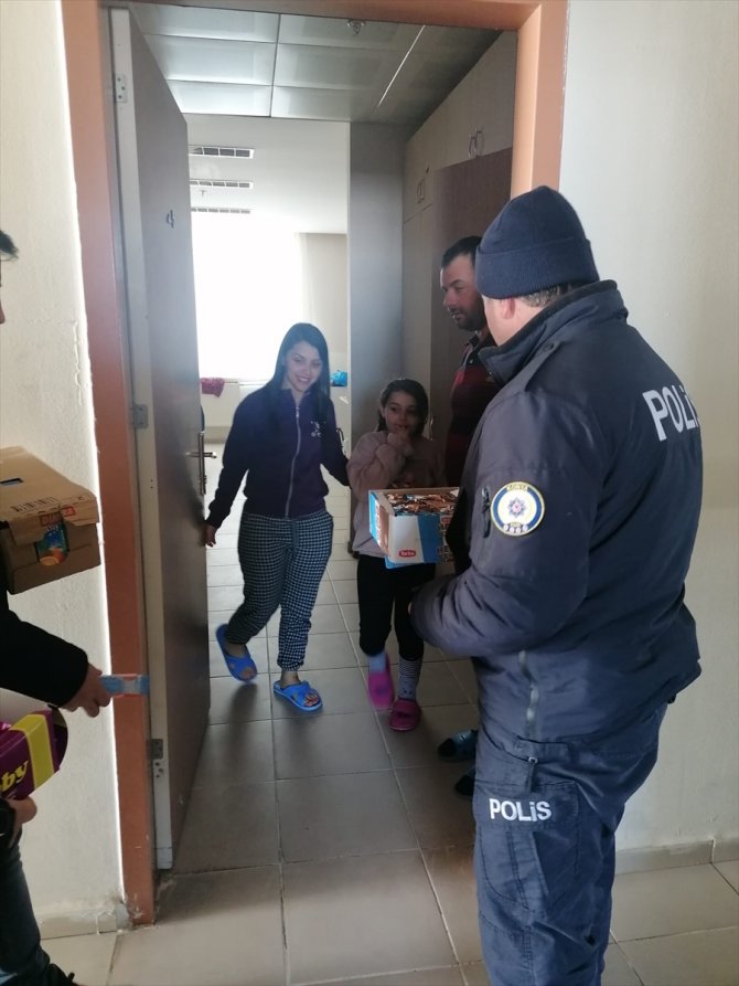 Konya'da polis memurları depremzedeleri ziyaret etti