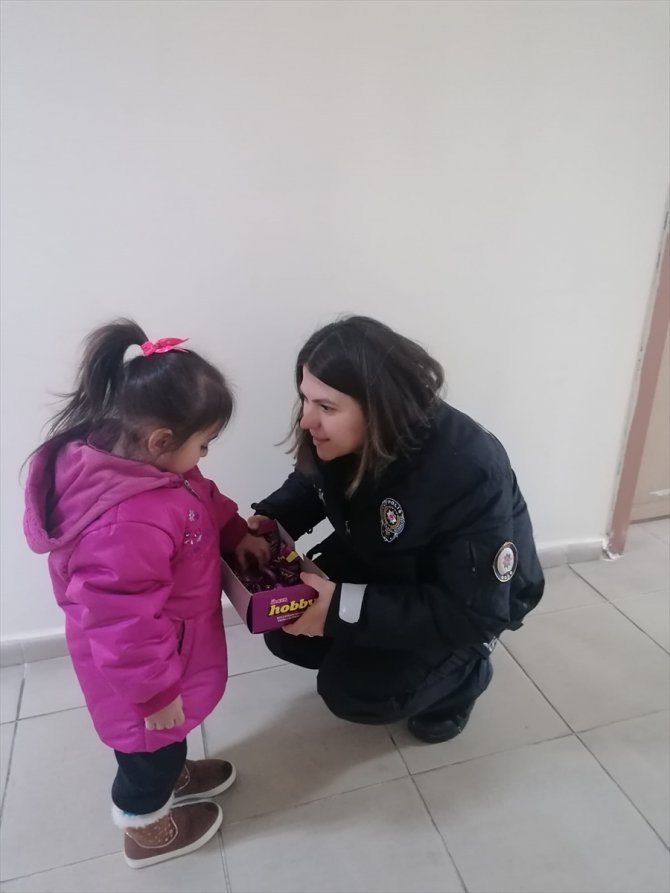 Konya'da polis memurları depremzedeleri ziyaret etti