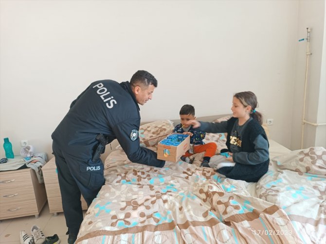 Konya'da polis memurları depremzedeleri ziyaret etti