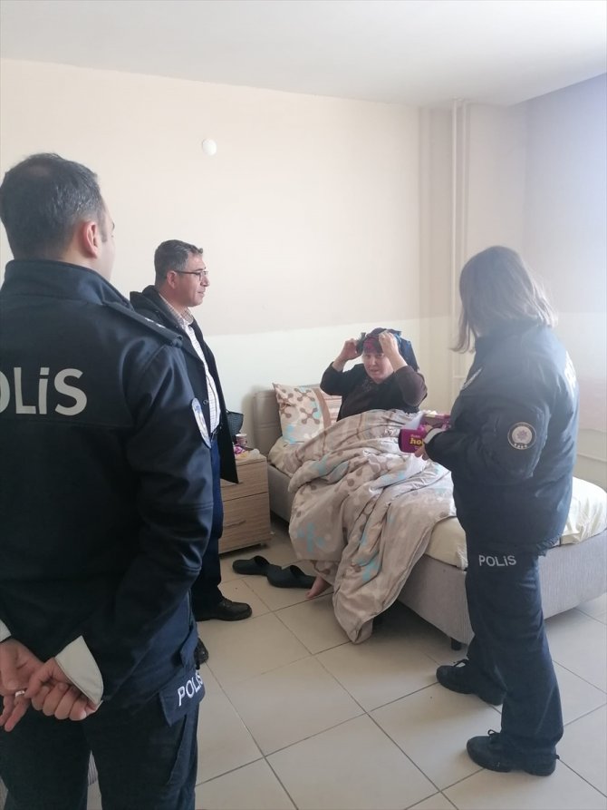 Konya'da polis memurları depremzedeleri ziyaret etti