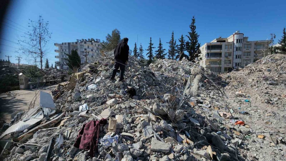 Konya'da tedavi gören oğlunu göçükten çıkarmıştı, şimdi ders notlarını arıyor