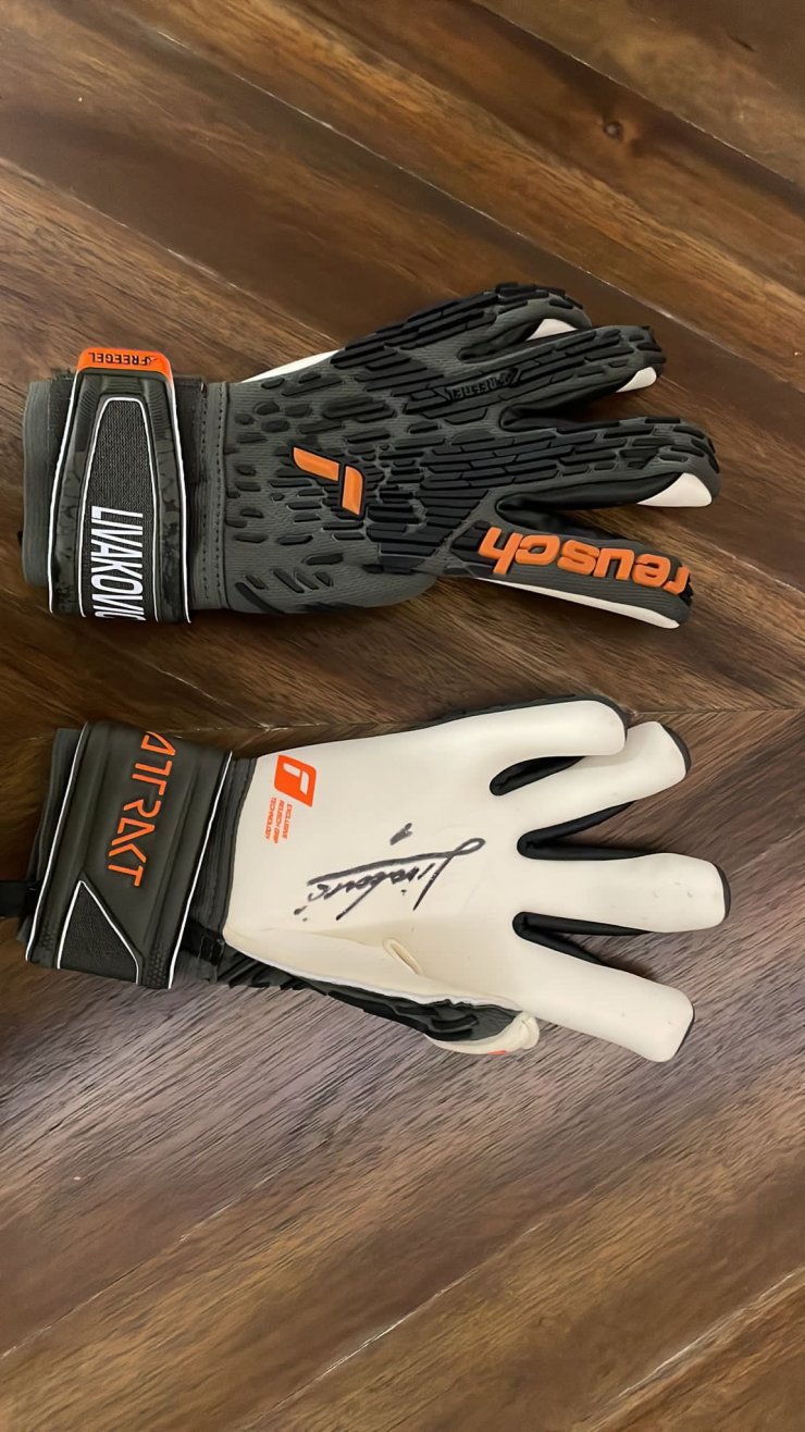 Livakovic, forması ve eldivenini depremzedeler için bağışladı