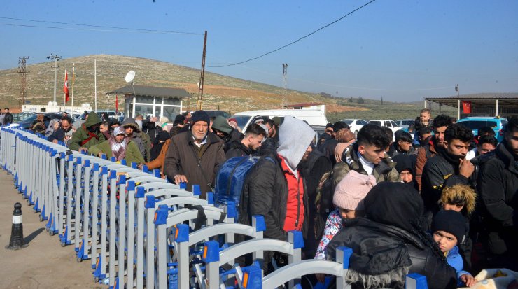 Türkiye’de depremde ölen 1500 Suriyeli ülkelerinde toprağa verildi