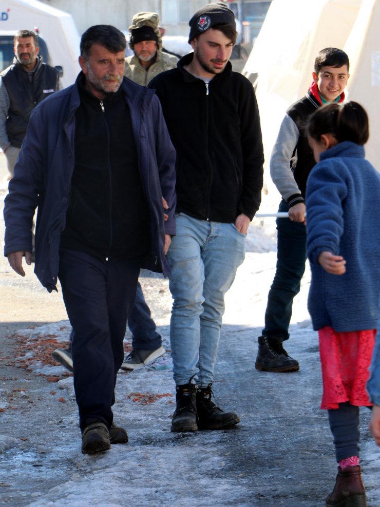 200 evin yıkıldığı köyde herkes insan üstü gayret gösterdi