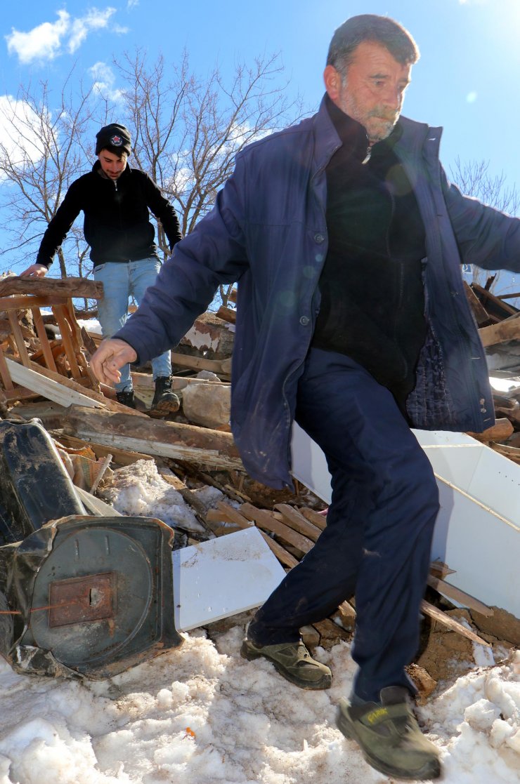 200 evin yıkıldığı köyde herkes insan üstü gayret gösterdi