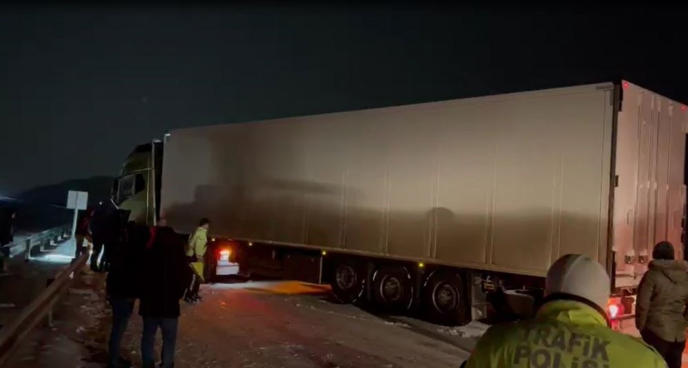 Ardahan’da kar yağışı nedeniyle kayan tır yolu kapattı