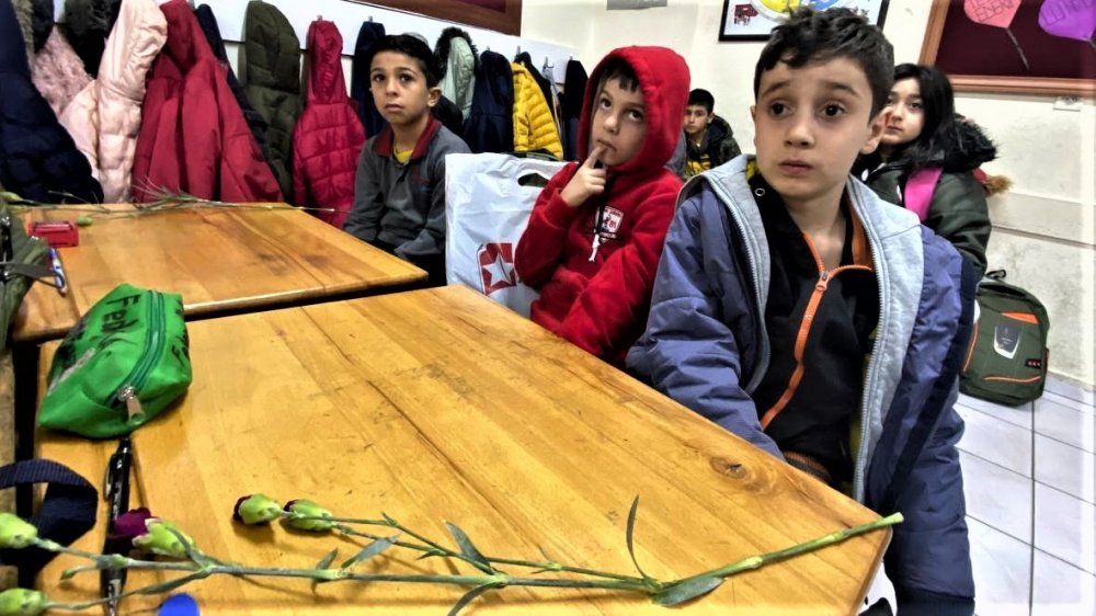 Duygusal anlar! Depremzede sınıf arkadaşlarını karanfillerle karşıladılar