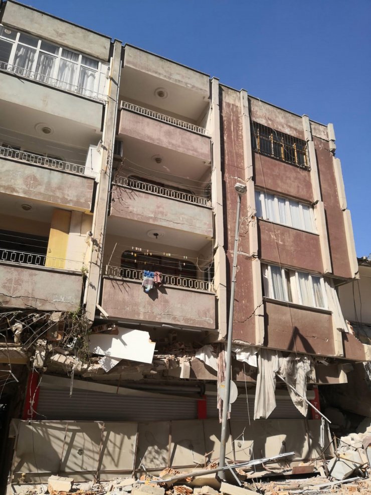 Enkazı tırnaklarıyla kazıyarak çıktılar