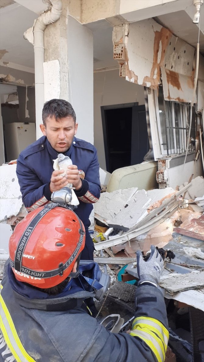 Konya itfaiye ekipleri enkazdan iki 'can' çıkardı