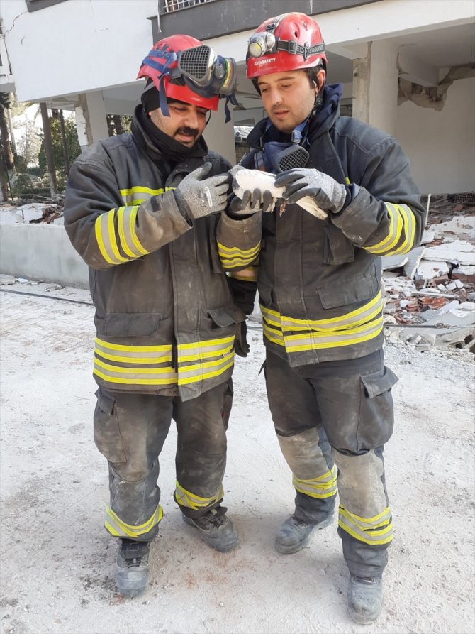 Konya itfaiye ekipleri enkazdan iki 'can' çıkardı