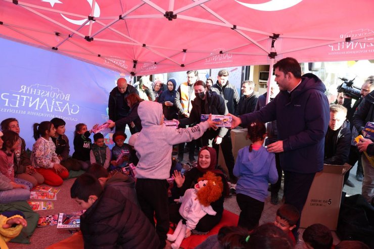 Bakan Kurum, depremzede çocukların isteğini geri çevirmedi