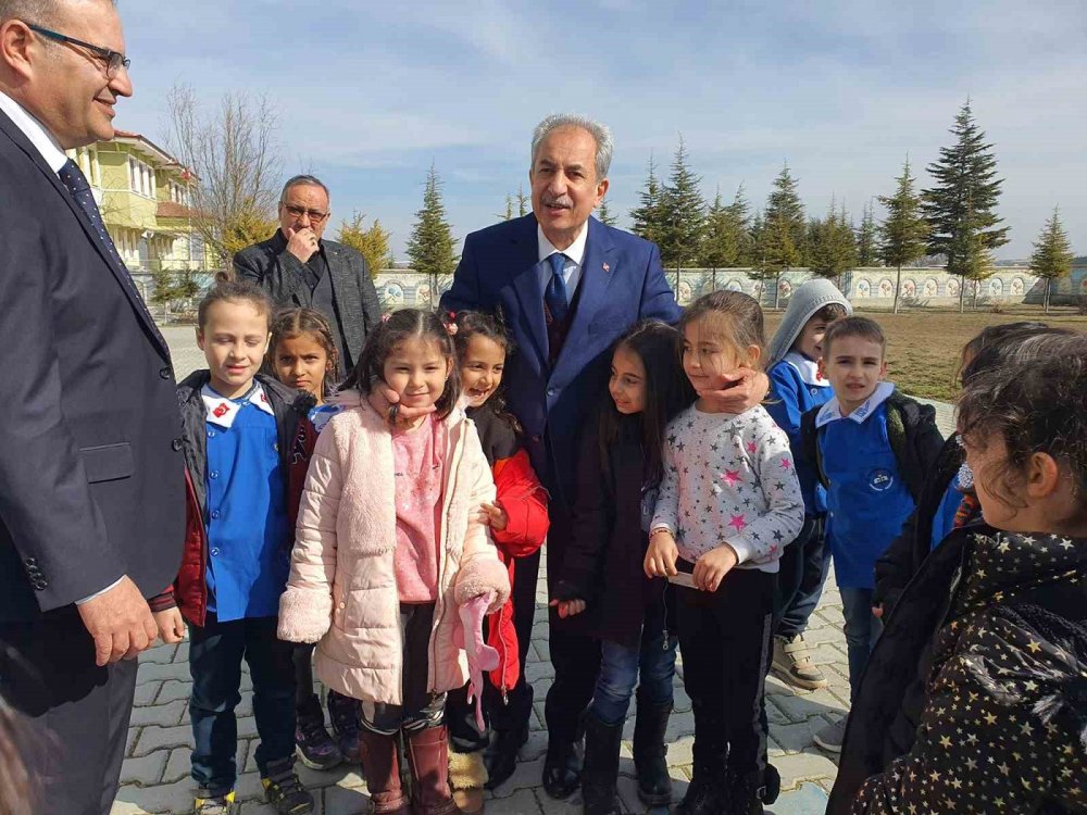 Başkan Akkaya'dan depremzede öğrencilere ziyaret