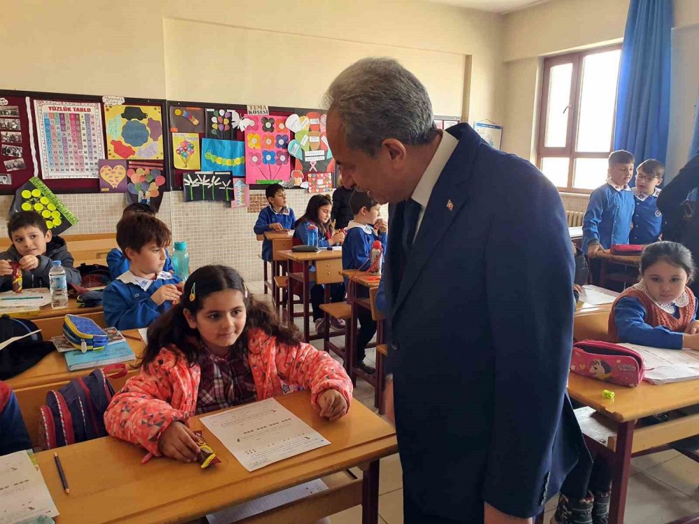 Başkan Akkaya'dan depremzede öğrencilere ziyaret
