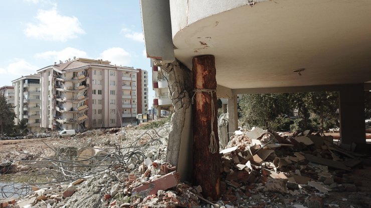 Depremden çökmek üzere olan binanın kolonuna kütüklü destek