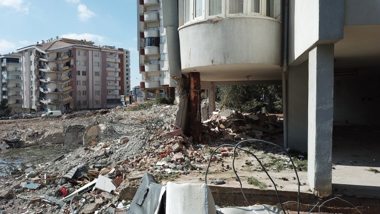 Depremden çökmek üzere olan binanın kolonuna kütüklü destek