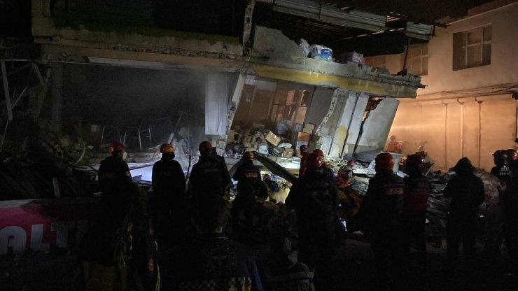 Hatay’da bir işyeri enkazında arama kurtarma çalışması başlatıldı