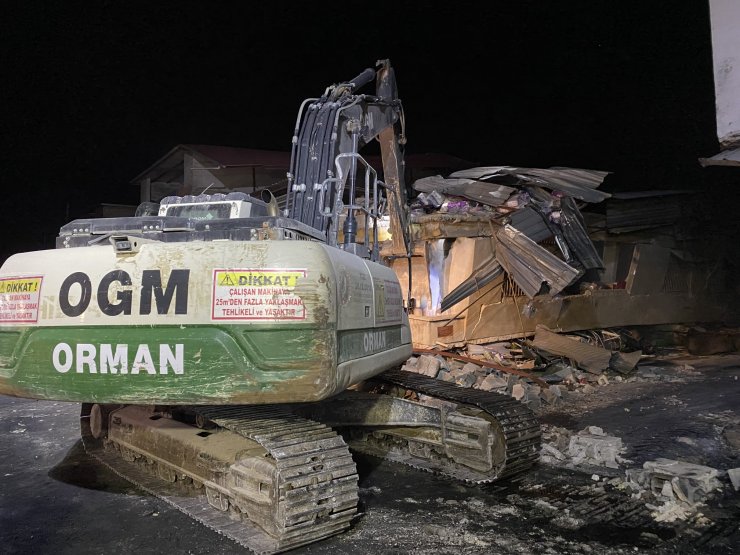 Hatay’da bir işyeri enkazında arama kurtarma çalışması başlatıldı