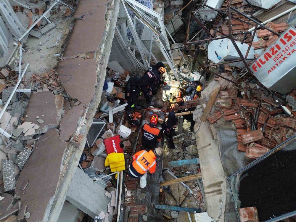 Hatay’da yaşanan 6.4’lük deprem... Enkaz alanı havadan görüntülendi
