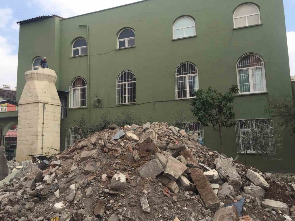 Kontrollü yıkılacaktı, 3 katlı evin üzerine düştü